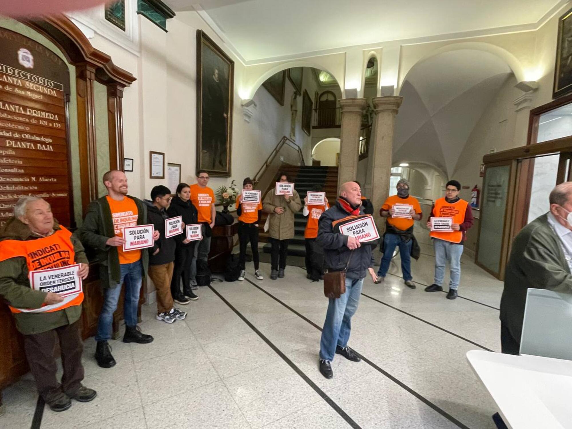 Protesta para detener el desahucio de Mariano de su vivienda en Lavapiés el 6 de febrero de 2024.